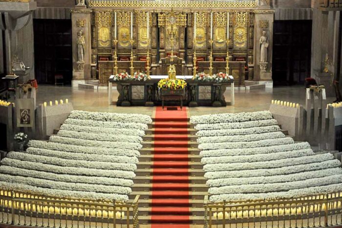 Mais de 15 mil cravos brancos sao oferecidos a Nossa Senhora na Espanha 1