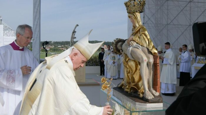 Papa Francisco oferece rosa de ouro ao Santuario de Sastin 1