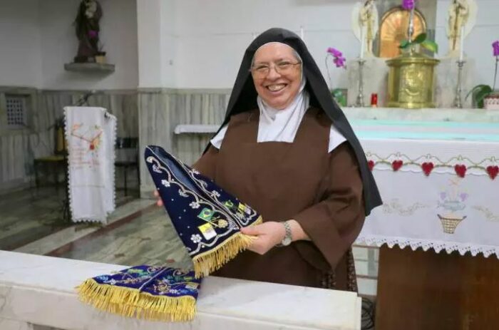 Religiosas Carmelitas confeccionam manto Nossa Senhora Aparecida
