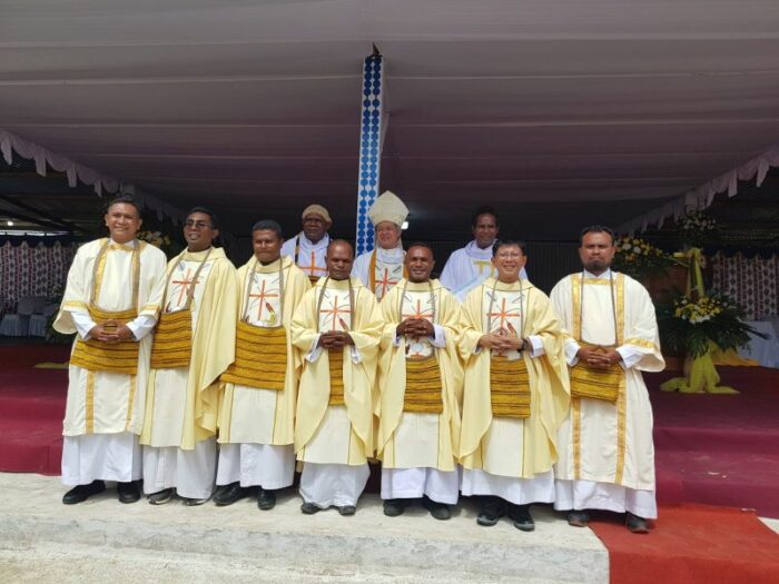 Catolicos festejam a ordenacao de 8 sacerdotes e 2 diaconos em Papua 1