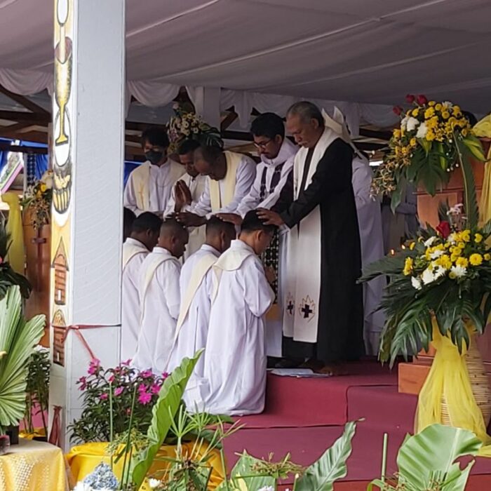 Catolicos festejam a ordenacao de 8 sacerdotes e 2 diaconos em Papua 2