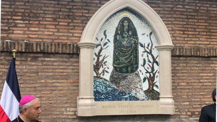 Mosaico dedicado a Padroeira da Costa Rica e inaugurado nos Jardins do Vaticano