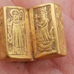 Biblia medieval de ouro macico e encontrada por enfermeira britanica 1