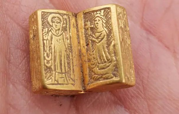 Biblia medieval de ouro macico e encontrada por enfermeira britanica 1