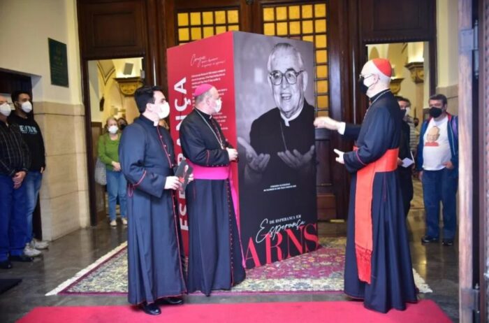 Cardeal Arns e tema de exposicao fotografica na Basilica Menor de Santana 1