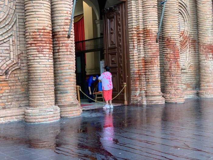 Catedral boliviana e atacada durante Missa dominical