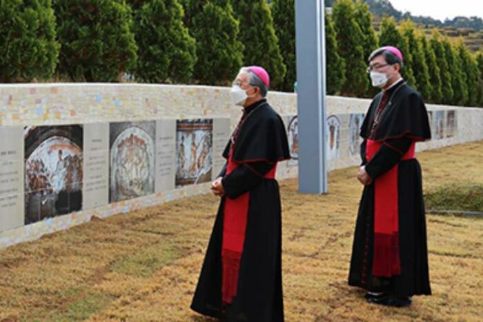 Coreia do Sul Murais instalados em cemiterio catolico recordam perseguicao aos cristaos