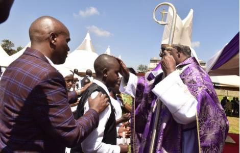 Mais de 300 jovens e adultos recebem o sacramento da confirmacao no Quenia