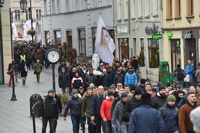 Mais de tres mil Cavaleiros de Maria rezam o Rosario pelas ruas da Polonia 3