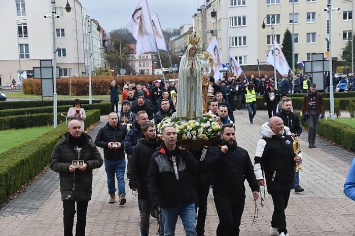 Mais de tres mil Cavaleiros de Maria rezam o Rosario pelas ruas da Polonia 5