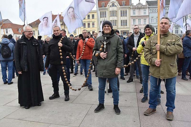 Mais de tres mil Cavaleiros de Maria rezam o Rosario pelas ruas da Polonia