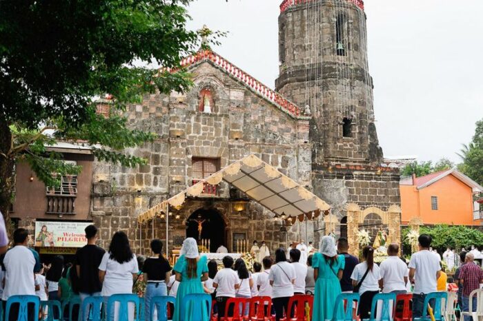 Igreja paroquial do seculo 17 e elevada a Santuario Diocesano nas Filipinas