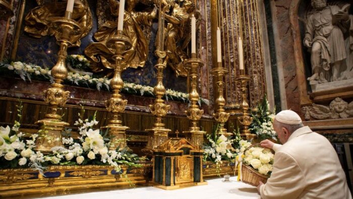 Papa Francisco reza sozinho na Praca de Espanha aos pes da Imaculada 2