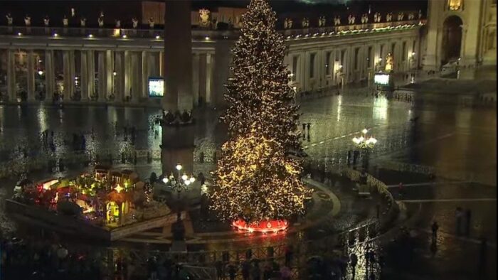 Presepio e arvore de Natal sao inaugurados no Vaticano