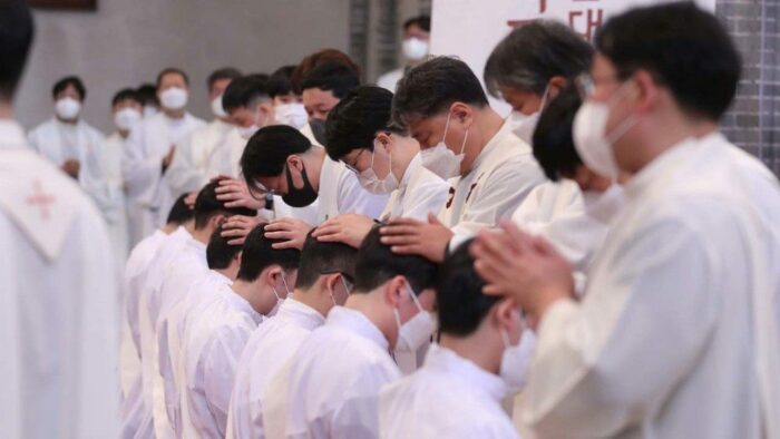 Coreia do Sul Arquidiocese de Seul ordena 23 novos sacerdotes catolicos 4