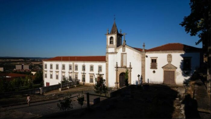 Igreja catolica construida na Idade Media e leiloada em Portugal