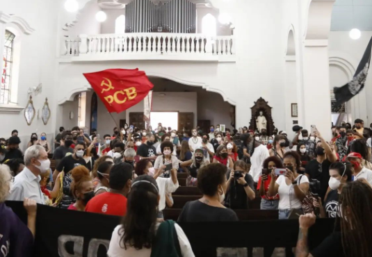 Arquidiocese de Curitiba denuncia vereador que liderou invasao a igreja e interrompeu Missa 2
