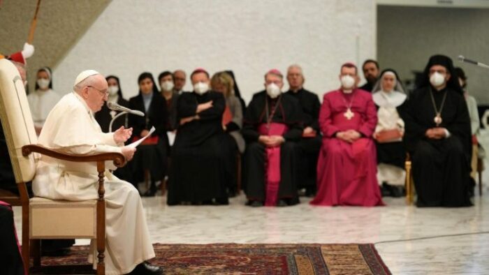 O mundo necessita de jovens fortes e anciaos sabios diz o Papa Francisco 3