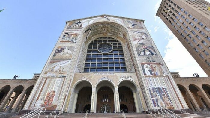 Santuario Nacional de Aparecida inaugura fachada em mosaico com trechos da Biblia 3