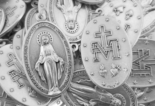 Missionario Catolico distribui 50 mil Medalhas Milagrosas pela Ucrania