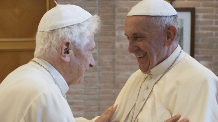 Papa Francisco visita Papa Emerito Bento XVI 1
