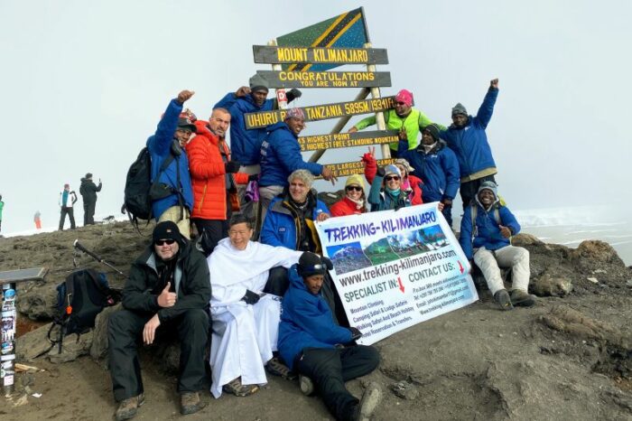 Sacerdote celebra Santa Missa no topo do Kilimanjaro o ponto mais alto da Africa 2