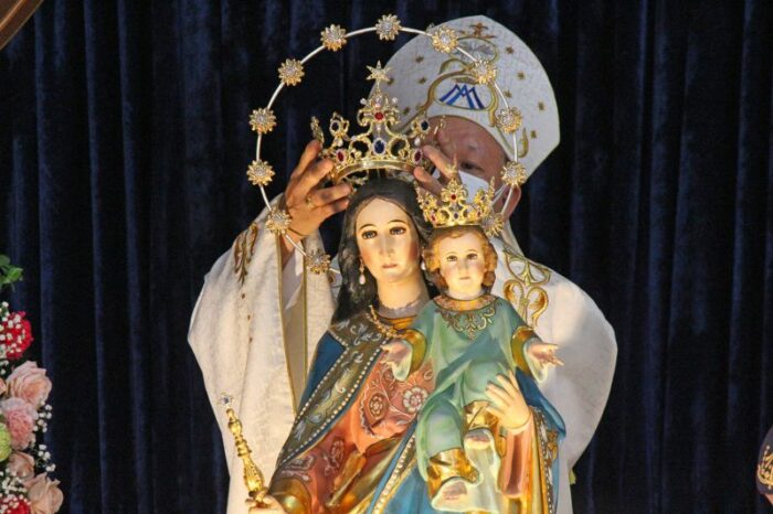 Imagem de Nossa Senhora Auxiliadora recebe coroacao canonica nas Filipinas