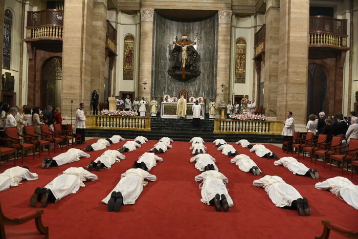 Opus Dei realiza cerimonia de ordenacao de 24 novos sacerdotes 1