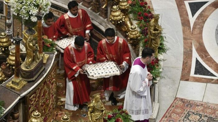 Papa abencoa os palios dos novos Arcebispos Metropolitanos 2