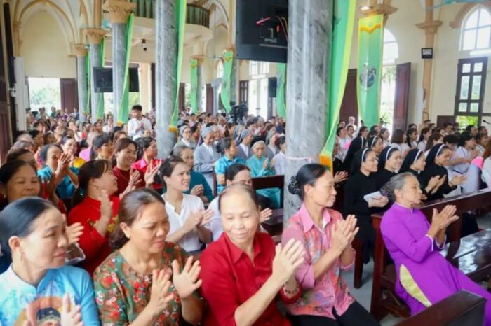 Catolicos vietnamitas celebram nova paroquia apos 150 anos de espera