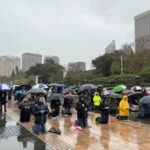 Homens rezam o Rosario debaixo de chuva na Australia 1
