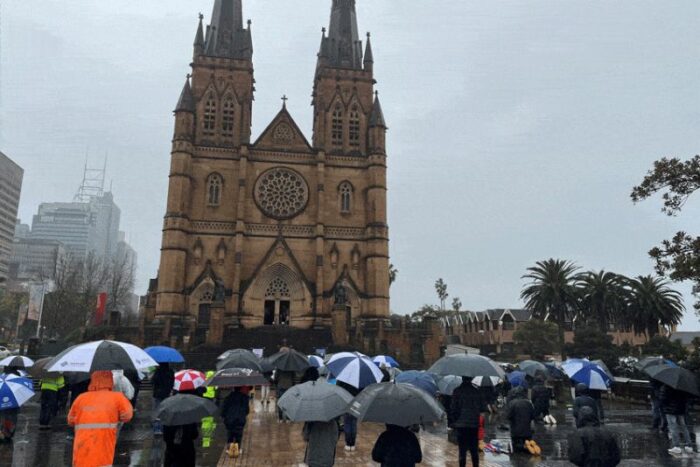 Homens rezam o Rosario debaixo de chuva na Australia 2
