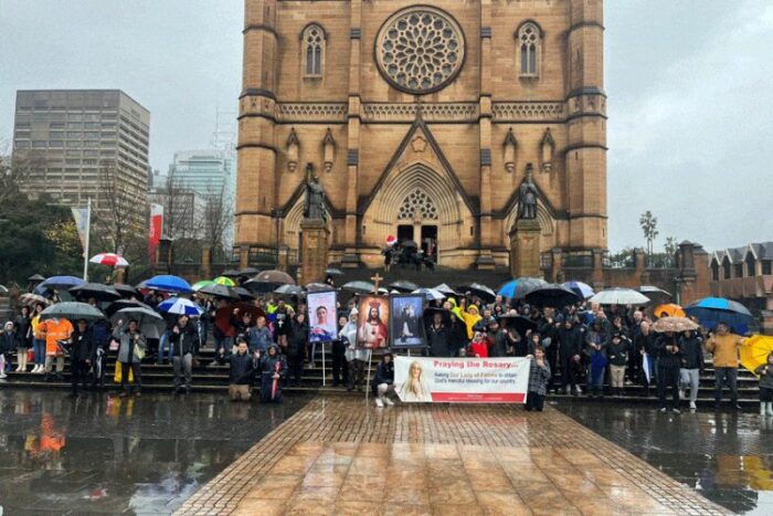Homens rezam o Rosario debaixo de chuva na Australia 3
