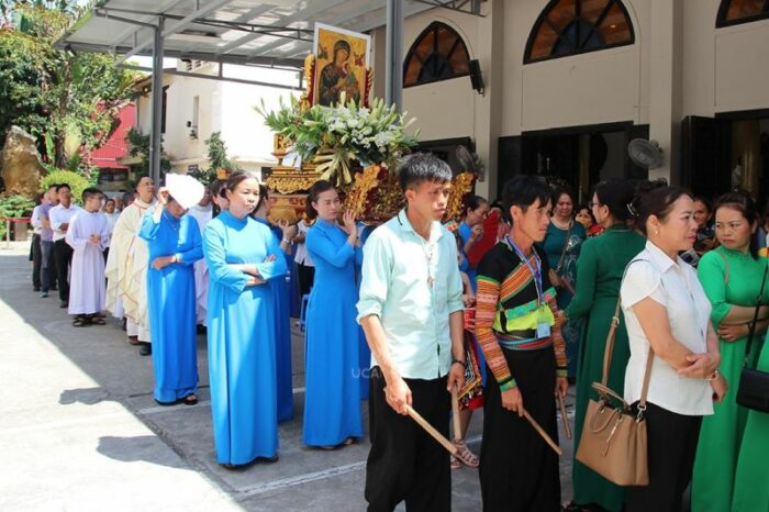 Milhares de catolicos homenageiam Nossa Mae do Perpetuo Socorro no Vietna 2