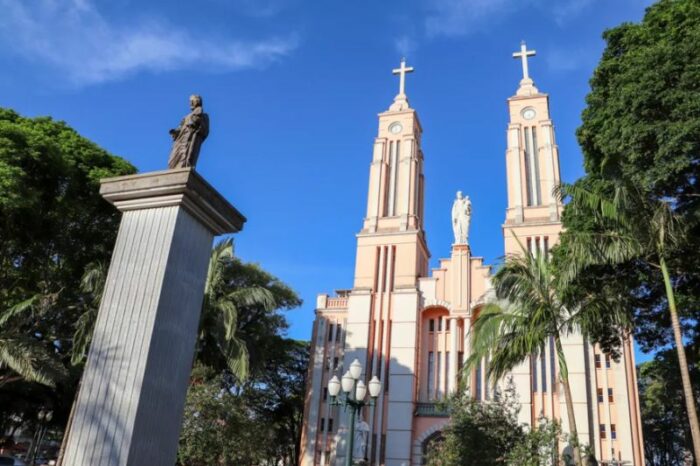 Catedral de Campo Mourao fecha apos invasao roubo e ameacas