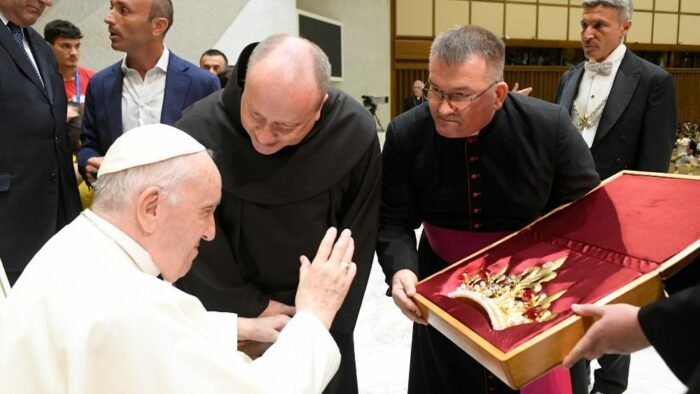 Imagem de Nossa Senhora recebe coroacao papal na Ucrania 1