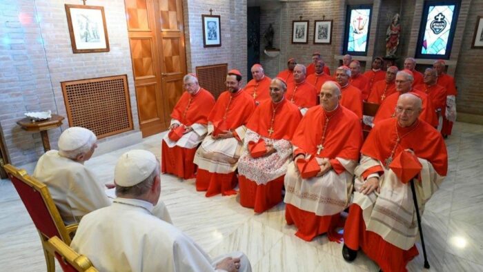 Novos Cardeais encontram se com o Papa Emerito Bento XVI 1