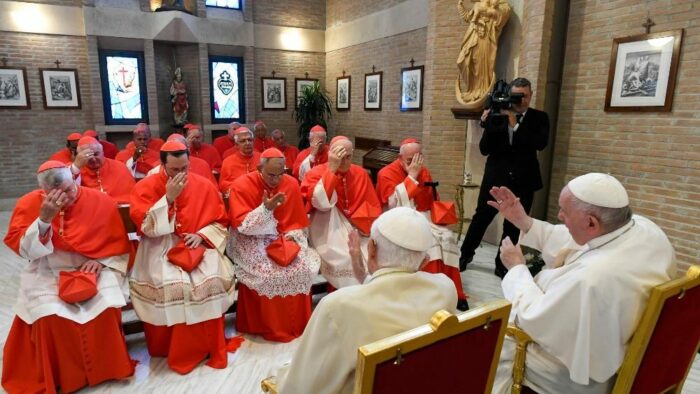 Novos Cardeais encontram se com o Papa Emerito Bento XVI 3