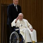 Papa Francisco cadeira de rodas