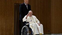 Papa Francisco cadeira de rodas