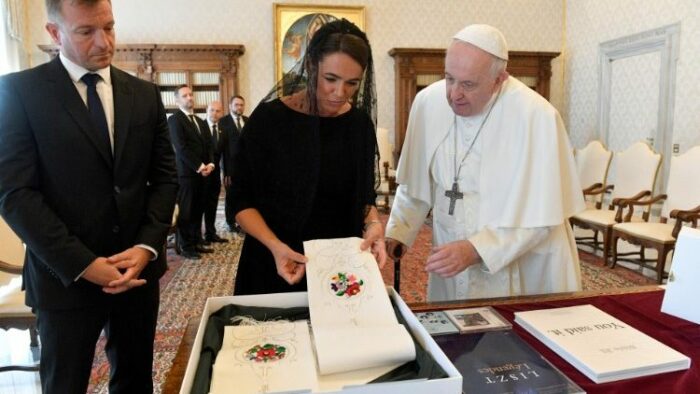 Papa Francisco recebe presidente da Hungria no Vaticano 3