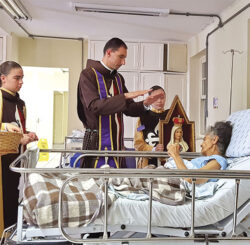 R246 DIV CELIBATO Visita a um hospital