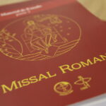 Bispos brasileiros aprovam nova traducao do Missal Romano