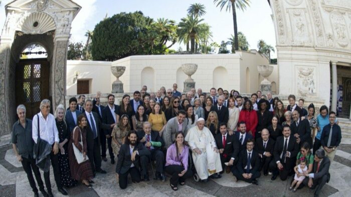 Papa Francisco se reune com artistas no Vaticano