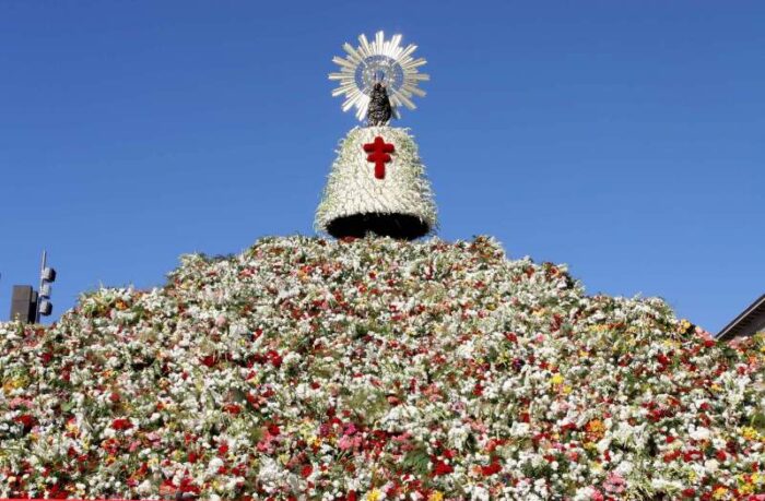 Devotos ofertam sete milhoes de flores a Nossa Senhora do Pilar 1