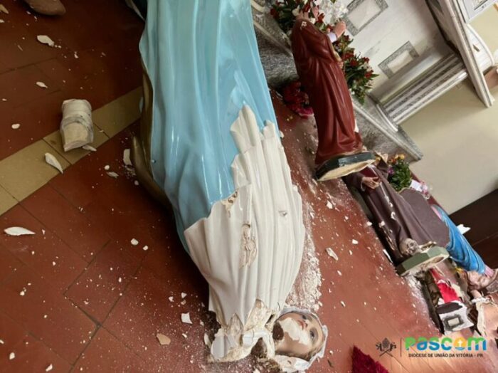 Intolerancia religiosa 28 imagens sacras sao quebradas em igreja catolica no Parana 2