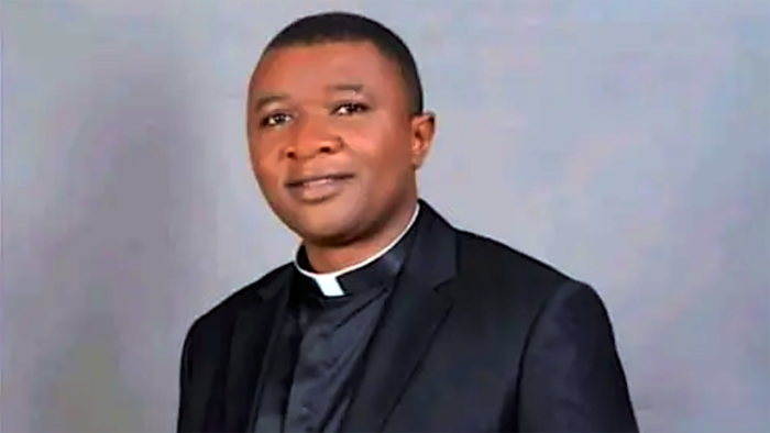 Mais um sacerdote catolico e sequestrado na Nigeria