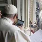 Papa Francisco e o primeiro peregrino inscrito na JMJ Lisboa 2023
