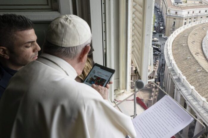 Papa Francisco e o primeiro peregrino inscrito na JMJ Lisboa 2023