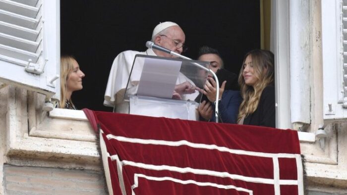 Papa Francisco e o primeiro peregrino inscrito na JMJ Lisboa 2023 a